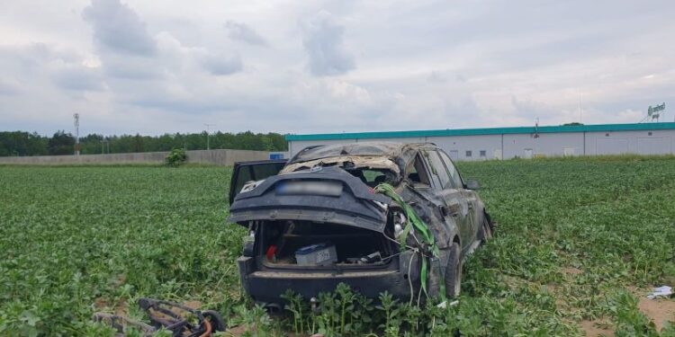 O krok od tragedii: Pijana matka dachowała, w aucie wiozła roczne dziecko