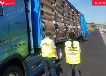 KAS: W okolicy Jędrzychowic zatrzymali transport nielegalnych odpadów