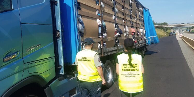 KAS: W okolicy Jędrzychowic zatrzymali transport nielegalnych odpadów