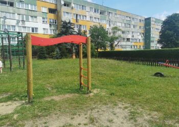 Plac zabaw na Wyspiańskiego – czy kilka nowych sprzętów załatwia sprawę?