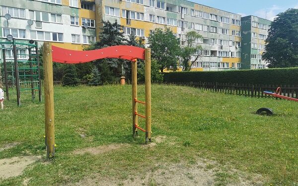 Plac zabaw na Wyspiańskiego – czy kilka nowych sprzętów załatwia sprawę?