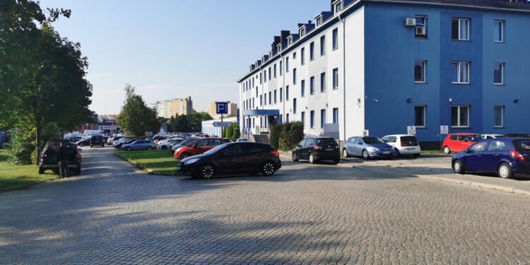 Problem z parkowaniem przy Starostwie Powiatowym w Zgorzelcu