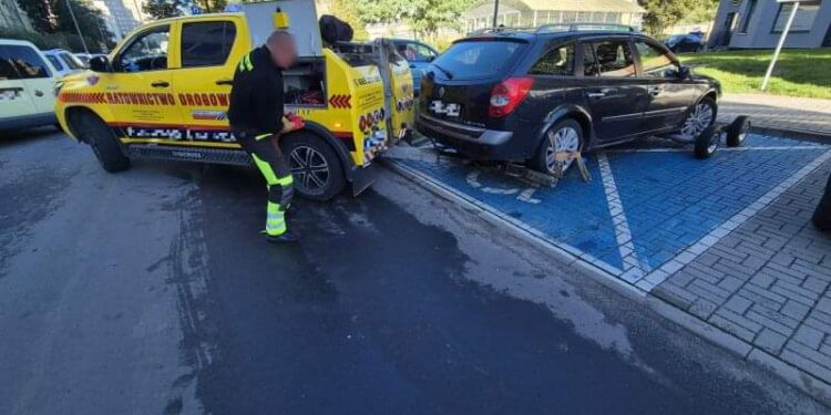 Zaparkowali w miejscu dla niepełnosprawnych, teraz słono zapłacą