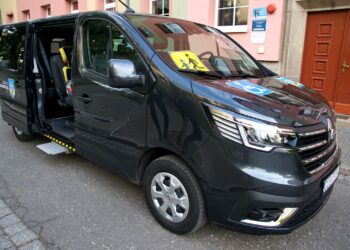 Nowy pojazd do przewozu dzieci niepełnosprawnych już kursuje