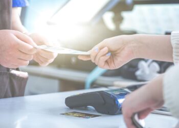 Dyskryminacja narodowościowa w niemieckim banku? Polacy muszą czekać, mimo znajomości języka.