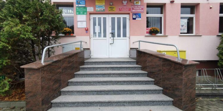 Podstawówka w Żarskiej Wsi – poznajcie szkołę, na której wójt już „postawił krzyżyk”