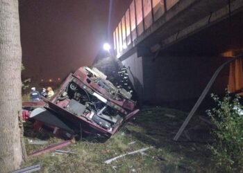 Autobus spadł z wiaduktu. Wypadek na A4