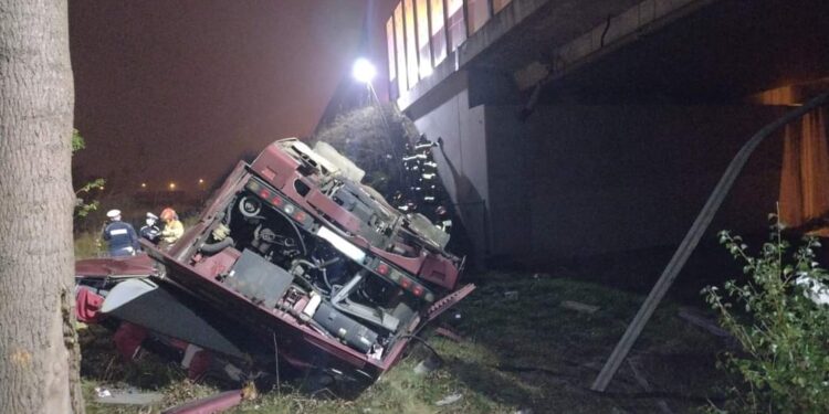 Autobus spadł z wiaduktu. Wypadek na A4