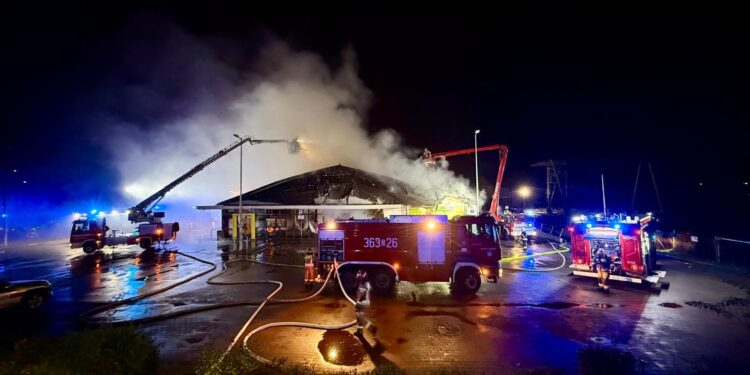 [AKTUALIZACJA] Pożar Biedronki w Zawidowie