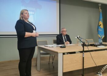 Konferencja prasowa w sprawie zmian w sieci szkół, w tym likwidacji placówki w Żarskiej Wsi