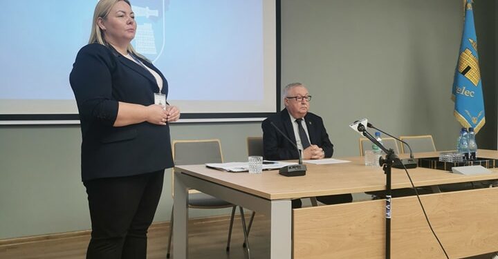 Konferencja prasowa w sprawie zmian w sieci szkół, w tym likwidacji placówki w Żarskiej Wsi