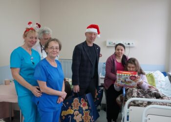 Starosta z Mikołajkową wizytą na oddziale pediatrycznym