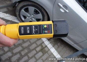 Nietrzeźwa i bez uprawnień uderzyła w ogrodzenie