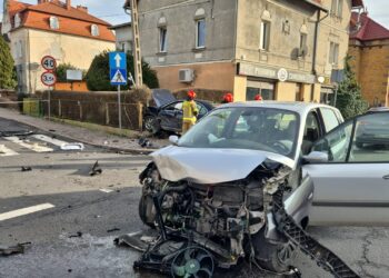 Wypadek w Bogatyni: Strażacy poza służbą pierwsi na miesjcu zdarzenia