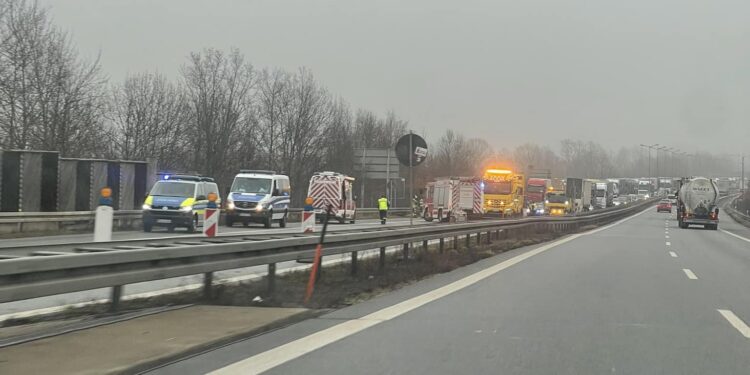 [AKTUALIZACJA] Wypadek Jędrzychowice: Zderzenie samochodu ciężarowego z autokarem