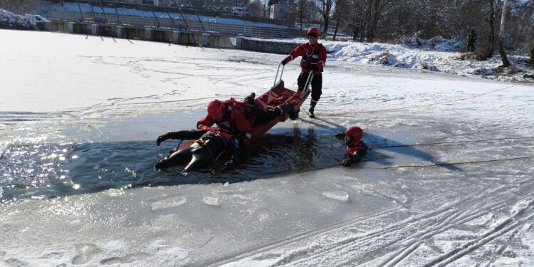 Ćwiczenia z zakresu ratownictwa wodno-lodowego