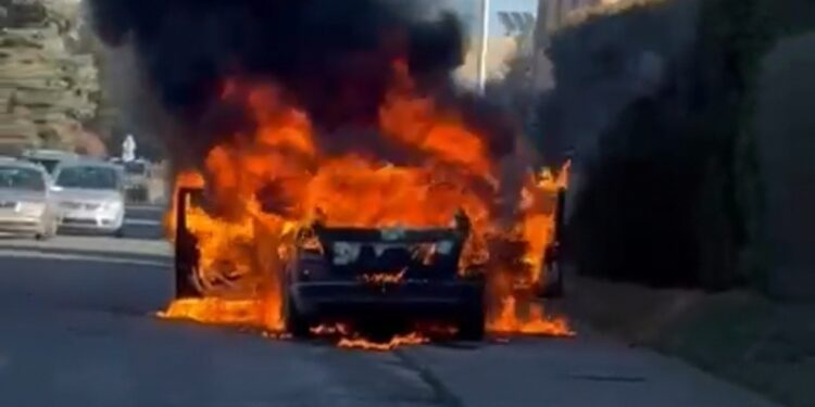 Płonące auto na ul. Dzikiej i seria nocnych pożarów