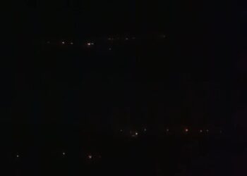 Płonące szczątki rakiety na niebie nad Radomierzycami!