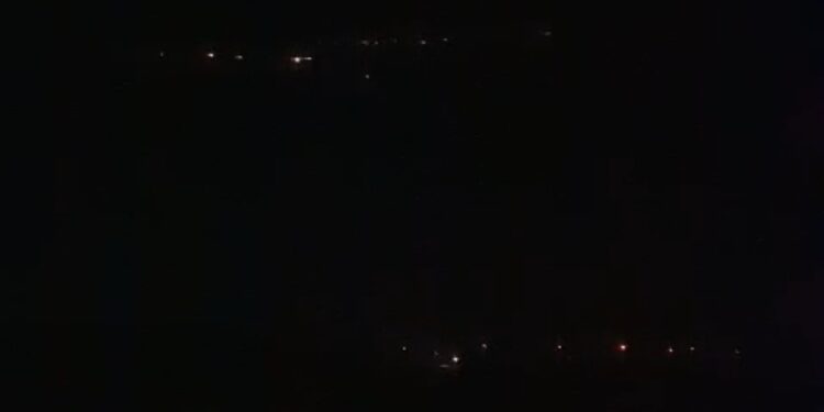 Płonące szczątki rakiety na niebie nad Radomierzycami!