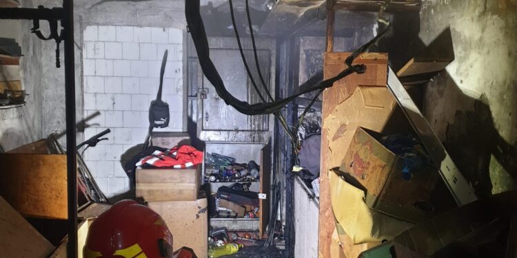 Uratowali mężczyznę z płonącego budynku!