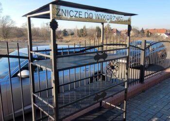 Regały na znicze na cmentarzach komunalnych