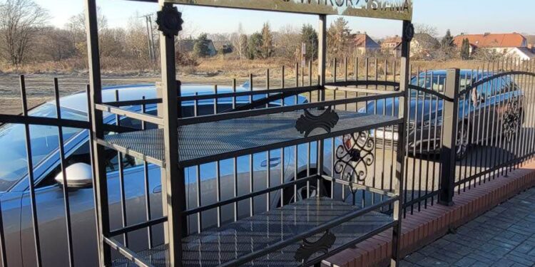 Regały na znicze na cmentarzach komunalnych