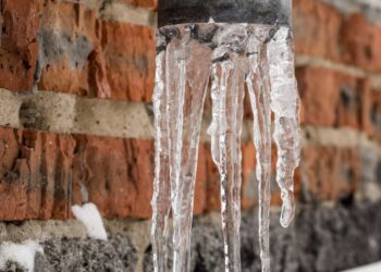 Odśnieżanie i usuwanie sopli – obowiązek właścicieli nieruchomości