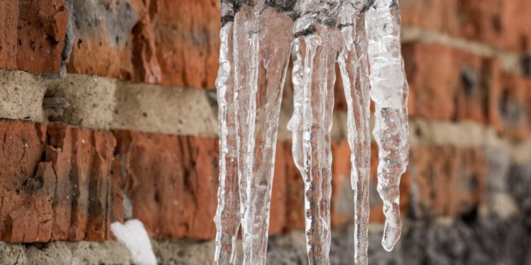 Odśnieżanie i usuwanie sopli – obowiązek właścicieli nieruchomości
