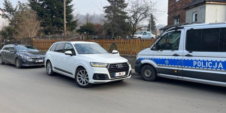 Sulików: Policja po pościgu zatrzymuje kradzione Audi