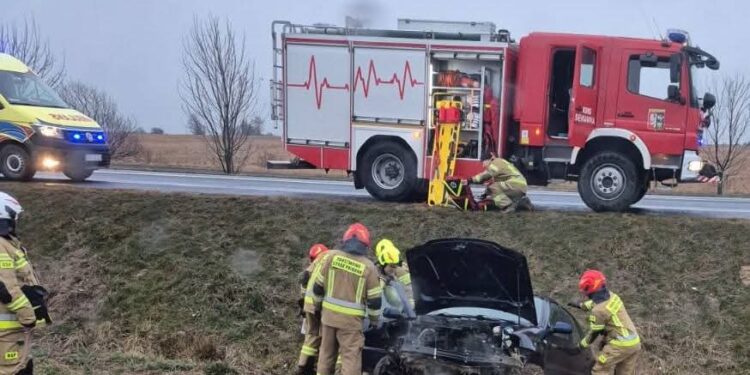 [AKTUALIZACJA] Chciała ominąć sarny na drodze i wjechała do rowu