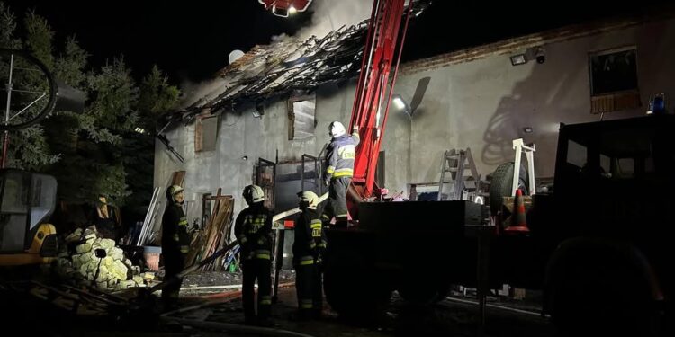 Wypadek, pożar i niewybuch – pracowity wieczór strażaków