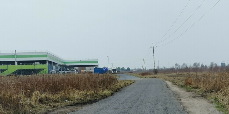 Pierwsze naprawy po przeglądzie zimowym dróg w gminie