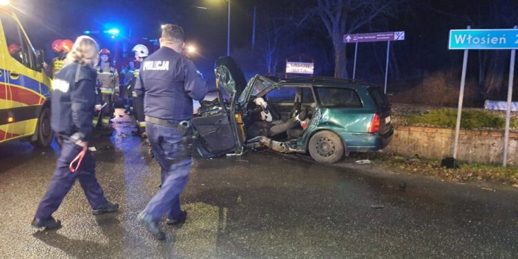 [AKTUALIZACJA] Poważny wypadek w Lasowie. Jedna osoba zakleszczona w aucie!