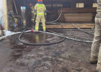 Straż o pożarze w tartaku w Bielawie Dolnej