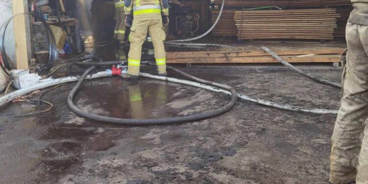 Straż o pożarze w tartaku w Bielawie Dolnej