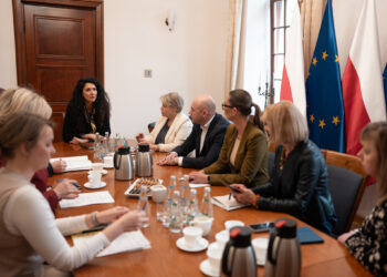 Wojewoda dolnośląska powołuje zespół do walki z hejtem w szkołach