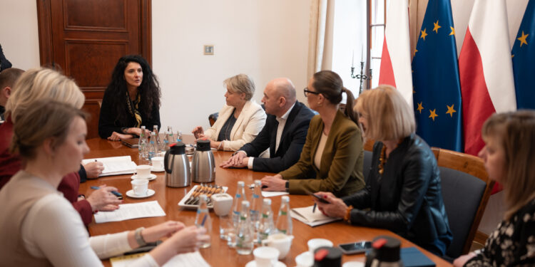 Wojewoda dolnośląska powołuje zespół do walki z hejtem w szkołach