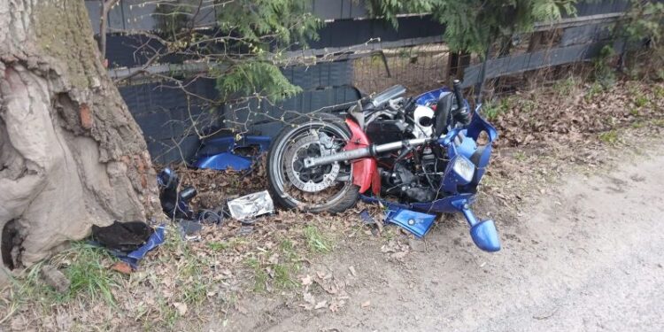 Sulików: Motocyklista uderzył w drzewo