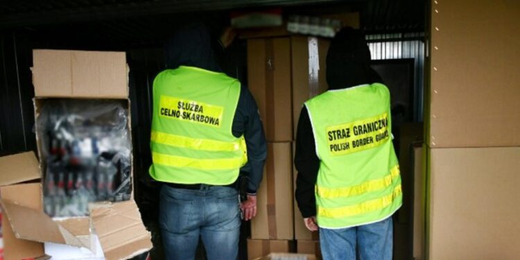 Bogatynia: Zatrzymano kobietę z kontrabandą. Była poszukiwana listem gończym