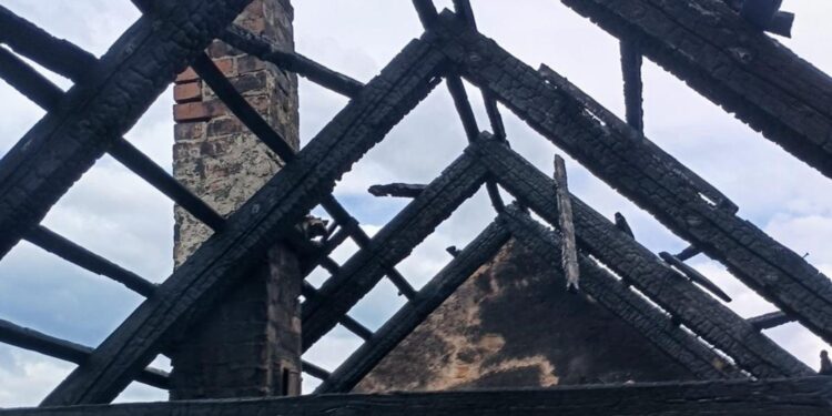 Zbiórka na pomoc dla pogorzelców z Żarskiej Wsi – zostali bez dachu nad głową