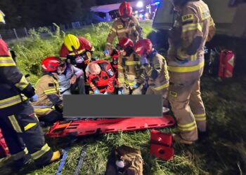 A4: Autobus z pasażerami wypadł z drogi, lądował śmigłowiec LPR