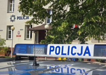 Policjanci wyważyli drzwi i ewakuowali ludzi. KPP o pożarze mieszkania na ul. Warszawskiej