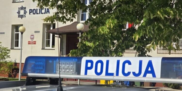 Policjanci wyważyli drzwi i ewakuowali ludzi. KPP o pożarze mieszkania na ul. Warszawskiej