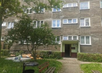 Nocny pożar w bloku przy ul. Warszawskiej. Dwie osoby trafiły do szpitala