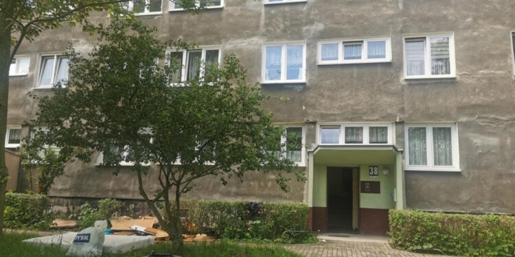 Nocny pożar w bloku przy ul. Warszawskiej. Dwie osoby trafiły do szpitala