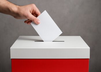 Anonimowe spoty w sieci atakujące Nawrockiego i Mentzena. Trop? Były szef służb