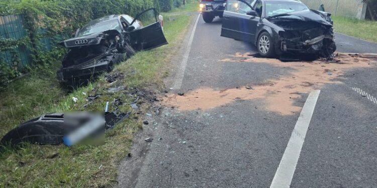 Czołowe zderzenie dwóch pojazdów w Lasowie