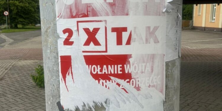 Plakaty referendalne niszczone w całej gminie. Czy ta walka może być równa?