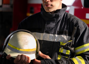 Strażak poza służbą jako pierwszy udzielił pomocy ofierze wypadku samochodowego