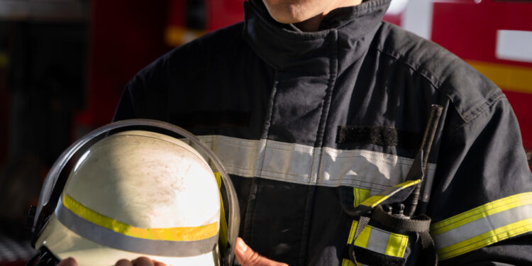 Strażak poza służbą jako pierwszy udzielił pomocy ofierze wypadku samochodowego